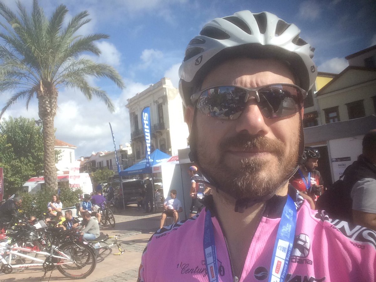 #granfondocesme 100k biter! 3:22 Yarış direktöre <a href="/sarpergunsal/">Sarper Günsal</a> a yolun bozukluğundan dem vurunca bu yarışların bana uygun olmadığını söyledi