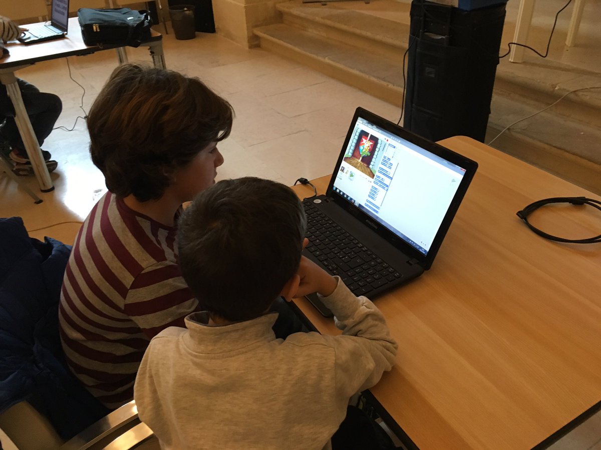 CoderDojoLe's tweet image. al Convitto Palmieri giochiamo insieme a bambini divisi per età... e c'è anche la gara tra grandicelli :)