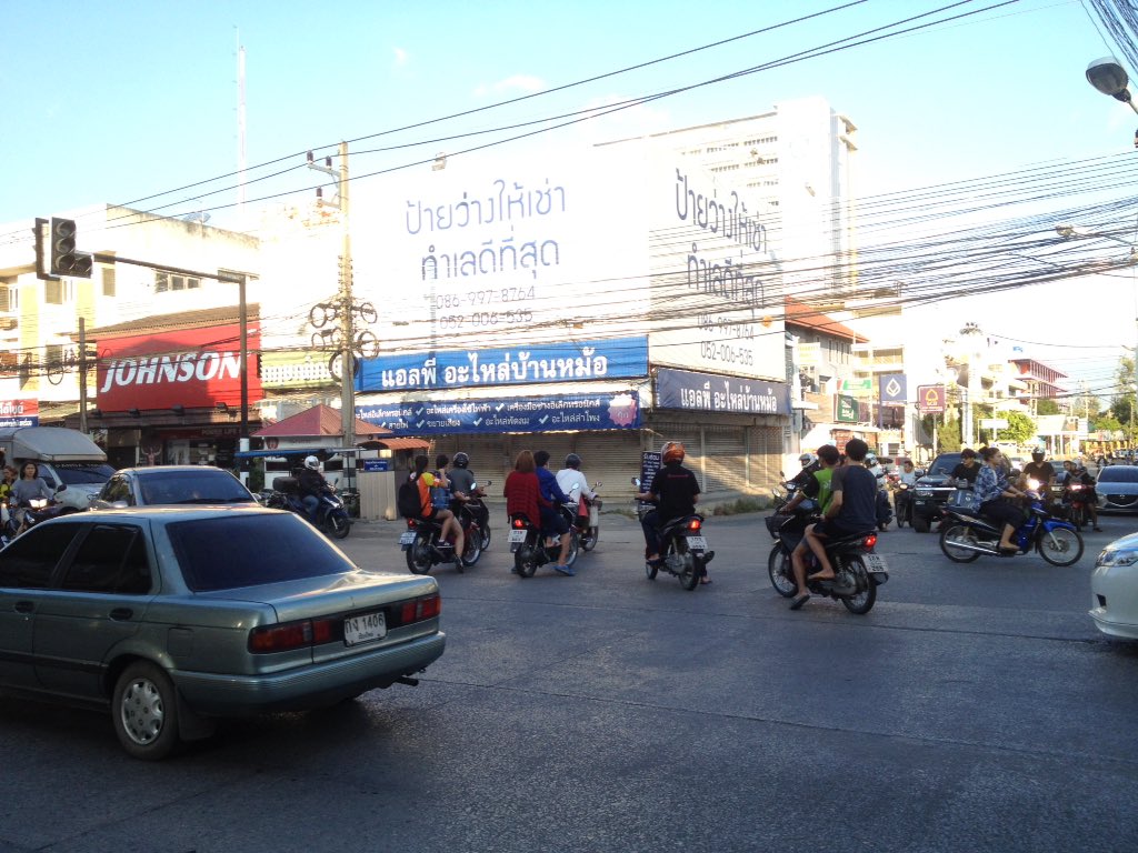 K_Aekkata's tweet photo. 6 พ.ย.59 เวลา16.32น. สัญญาจราจรบริเวณ 4 แยกหน้าม.ราชภัฏขัดข้อง เนื่องจากกระแสไฟฟ้าดับ การจราจรเป็นไปด้วยความวุ่นวาย #57MC https://t.co/widwss0oC9