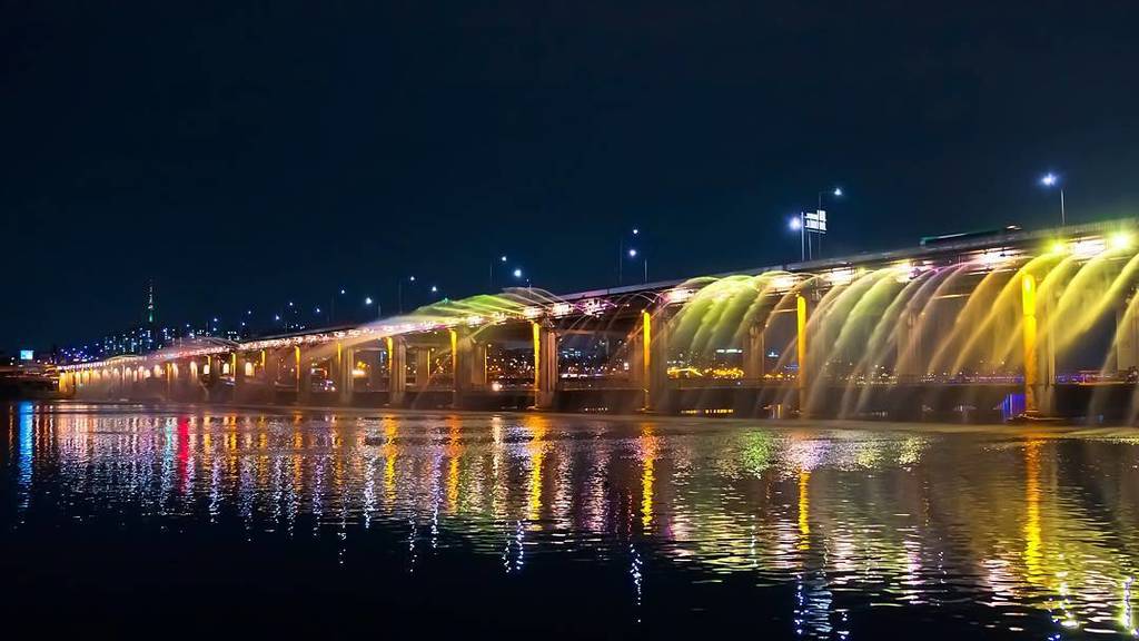 ろっく 韓国 ソウルの漢江の盤浦大橋 時間がギリギリで三脚も立てられなかったのが心残りですが 音楽に合わせてのキレイな演出でした 韓国 大韓民国 ソウル 漢江 盤浦大橋 夜景 景色 風景 Nソウルタワー ソウルタワー T Co 6y7kkekjny