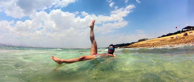 elPachinko's tweet photo. ¿Qué se siente al flotar en el mar muerto? @thewotme_viajes cuenta su vivencia en Jordania #Go_Jordan @VisitJordan https://t.co/kVp4FSQkAZ https://t.co/bDQlwPc0uY