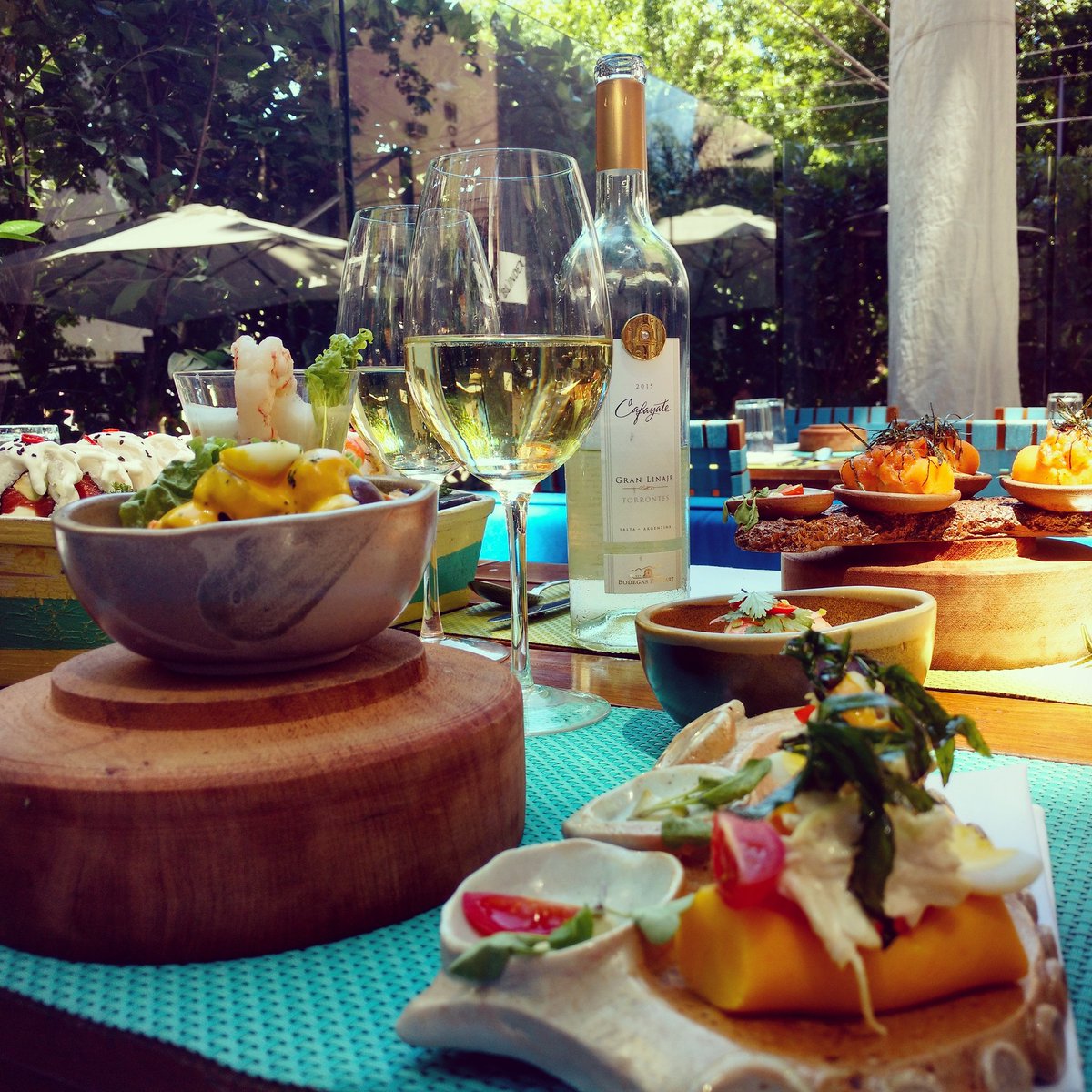 danidini's tweet photo. Brunch a la peruana en @LaMarBsAs . Cebiche, tiraditos y más, con el torrontes de #bodegasetchart #cafayategranlinaje @brunch951 https://t.co/ejiwsPfEjb