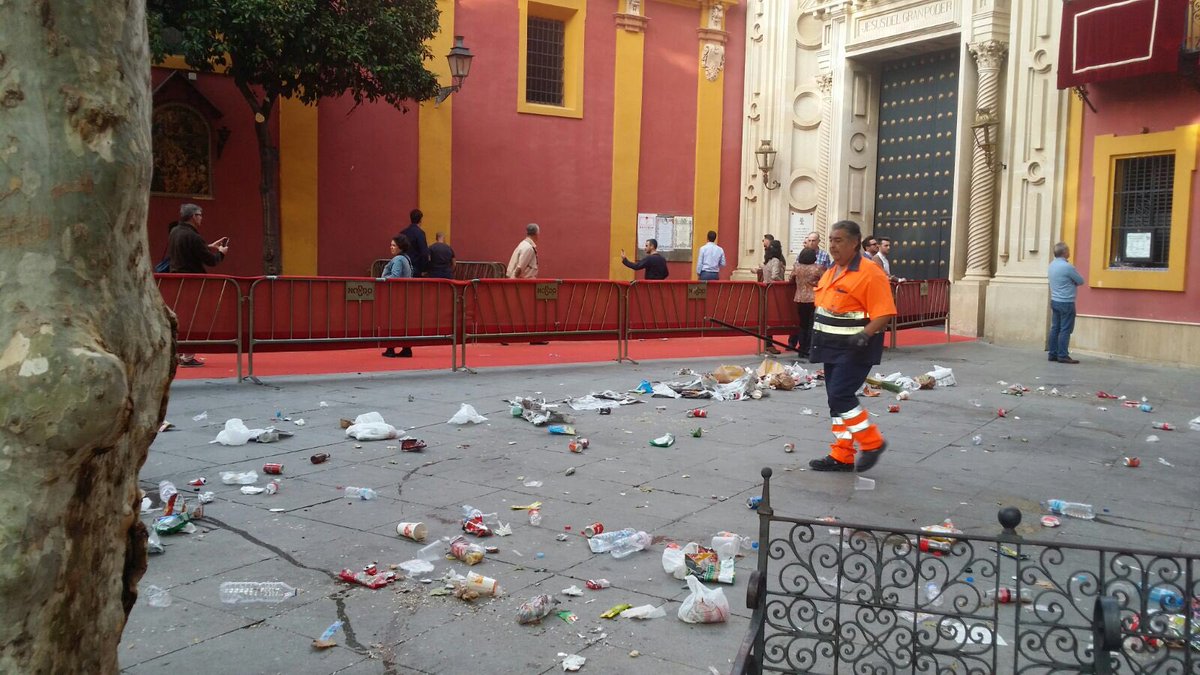 JOSEMANUELSOTO1's tweet photo. Un poco d autocrítica sevillana, esto no puede ser, q venga otro y lo limpie... https://t.co/PeepYkYOMV