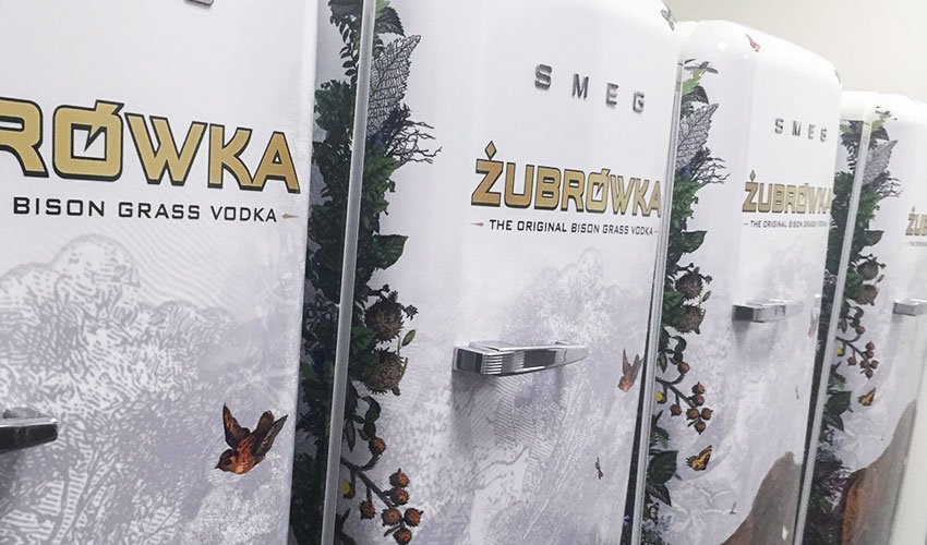 JoinVinylRev's tweet photo. Smeg FridgeWraps for Zubrowka bison grass vodka #fridgebranding #fridgewrap #zubrowka #vodka #customfridge #smeg #kitchen #interiordesign https://t.co/3u5u4QzMSX