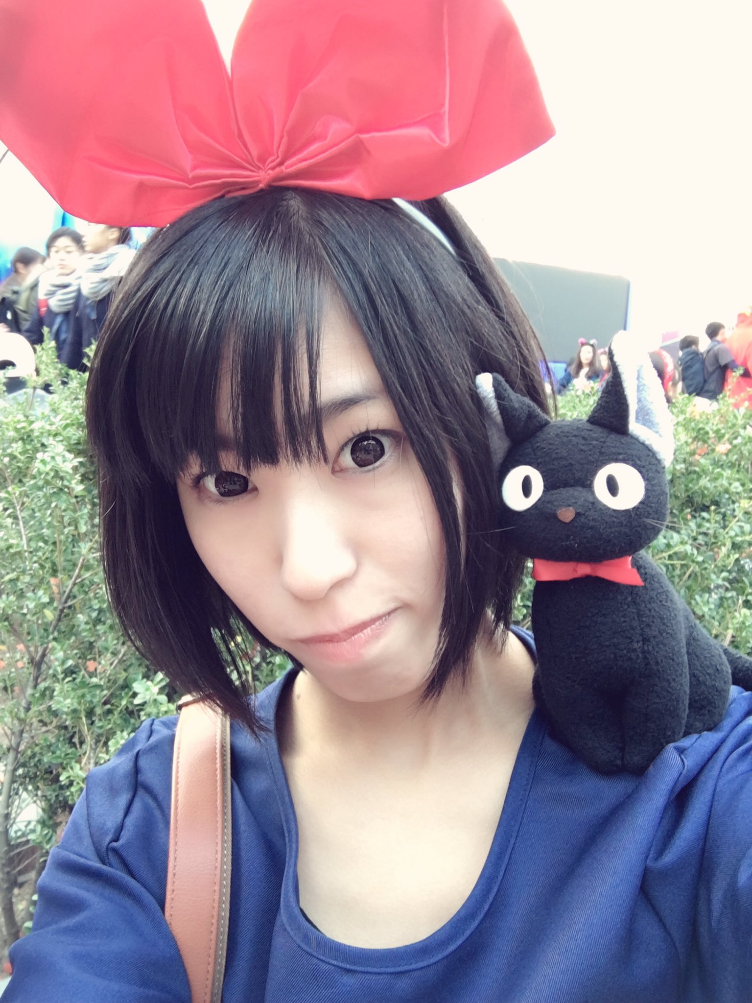 おさめちよこ オリジナル曲配信中 ユニバで魔女宅のキキコスしてきました キキや キキ可愛い ジジ乗ってる凄い などなど外国の方からちっさい子からお姉さんお兄さんまで色んな方に声掛けてもらって 可愛いゾンビちゃん達に一緒に写真撮ってもらって