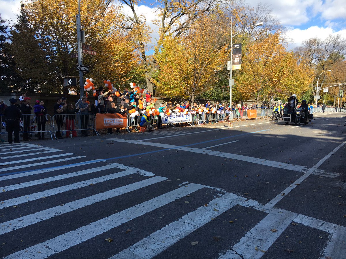 Amazing signs and lots of cheering as the first female runner enters <a href="/NYPDCentralPark/">NYPD Central Park</a>! Great motivation from @ivivva!!!