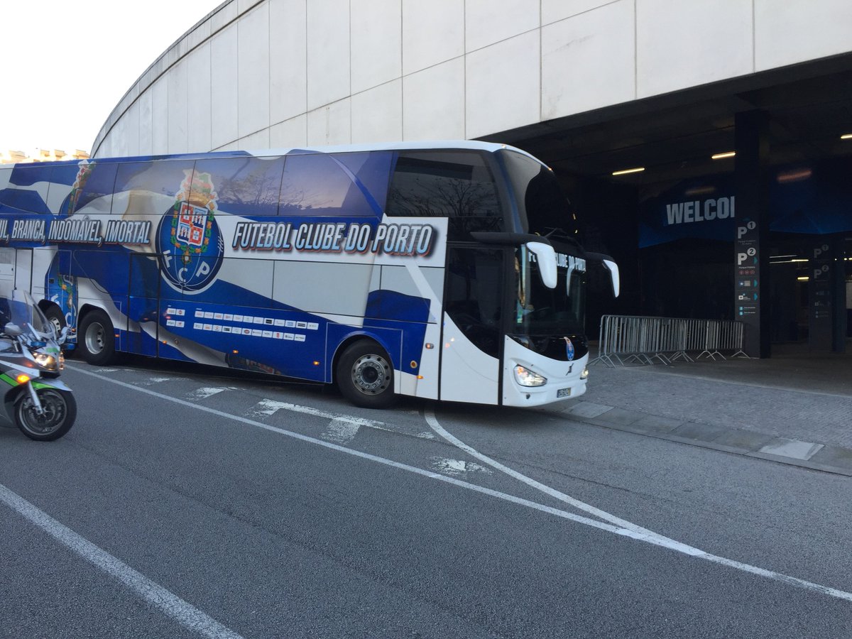 Já chegamos. 
Daqui a pouco anunciamos o 11 inicial.

#FCPorto #FCPSLB #estadiododragao