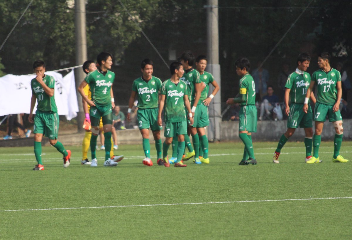 kmmt_football's tweet photo. 開始早々にキーパーのミスから先制点を許してしまったが、すぐに集まってキーパーを慰める仲間達。失点しても気持ちを切らさず終始自分達の流れを作っていた国府はさすが総体王者だと思いました。 https://t.co/gzTe3YezE0