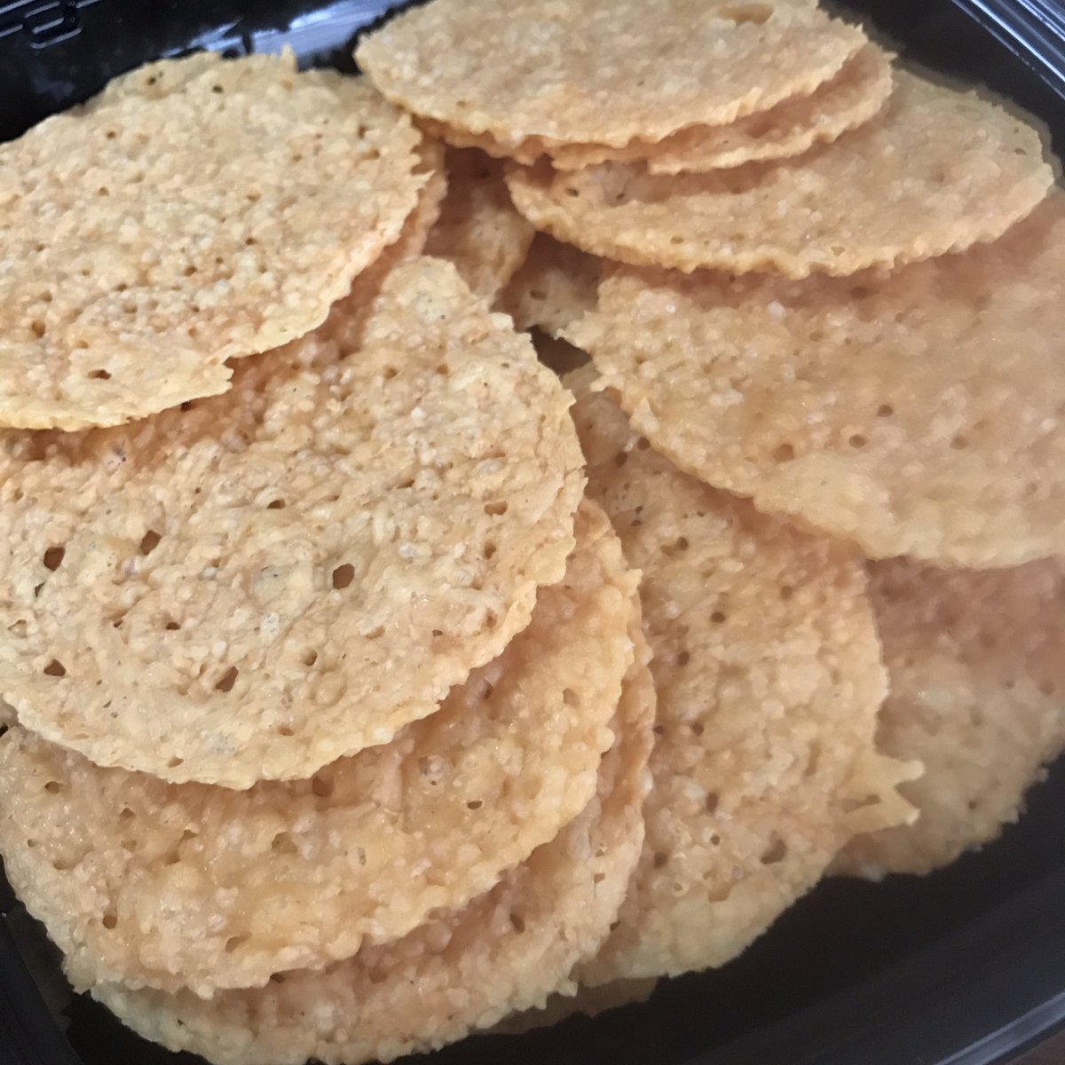もぐもぐ コストコで買った パルメザンクリスプ 原材料はパルメザンチーズとセルロース パリパリして美味しいけど結構塩がきいてる スライスチーズをレンチンしたのと似てる