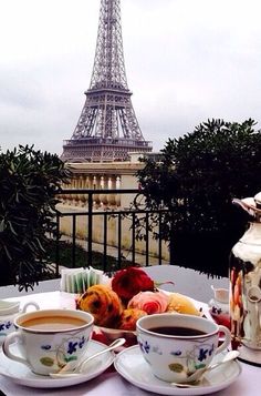 Good morning twittersphere! #goodmorning #passthecoffee #nolchashows #fashionblogger #riseandshine #breakfastinparis