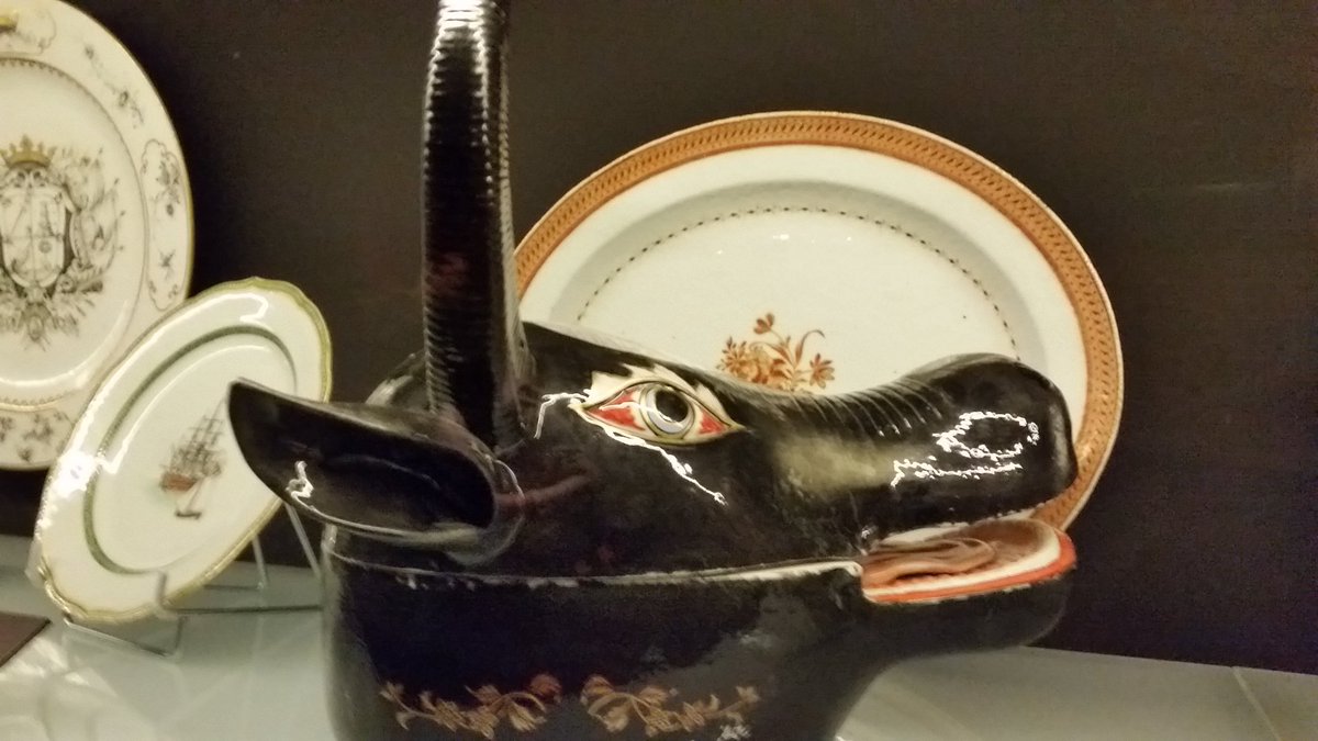 CenteneraJesus's tweet photo. ¿Quiere un poco de pescado? ¿o tal vez carabao? #soperas #dinastíaQuing @Museo_Naval https://t.co/JfvFcmpXOG