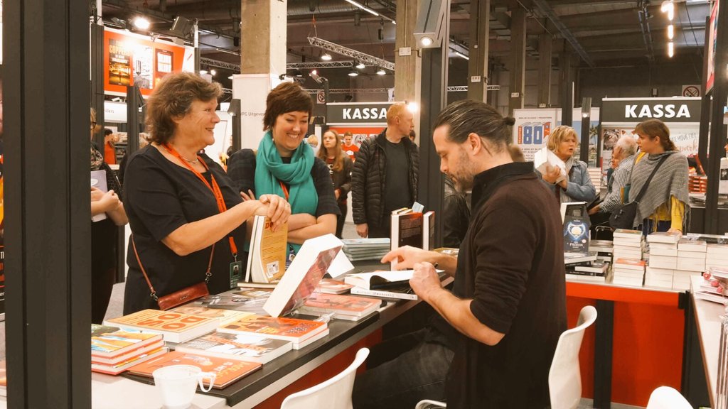 Ook vandaag staan we weer tot uw dienst <a href="/Boekenbeurs/">Boekenbeurs</a> in hal 4! Kom eens langs, dat deed jeugdauteur <a href="/DoVanRanst/">Do Van Ranst</a> ook! :)