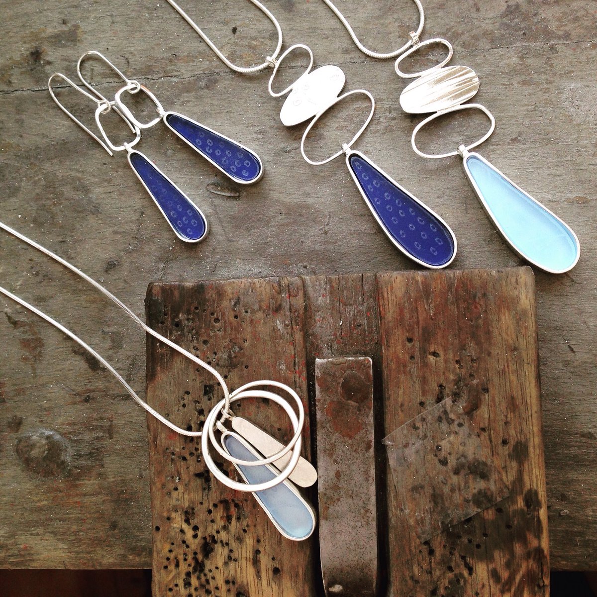 _kathwilliamson's tweet photo. Lovely to have my jewels in new gallery #weemgallery here in #Pittenweem https://t.co/fQCkA4JxPt