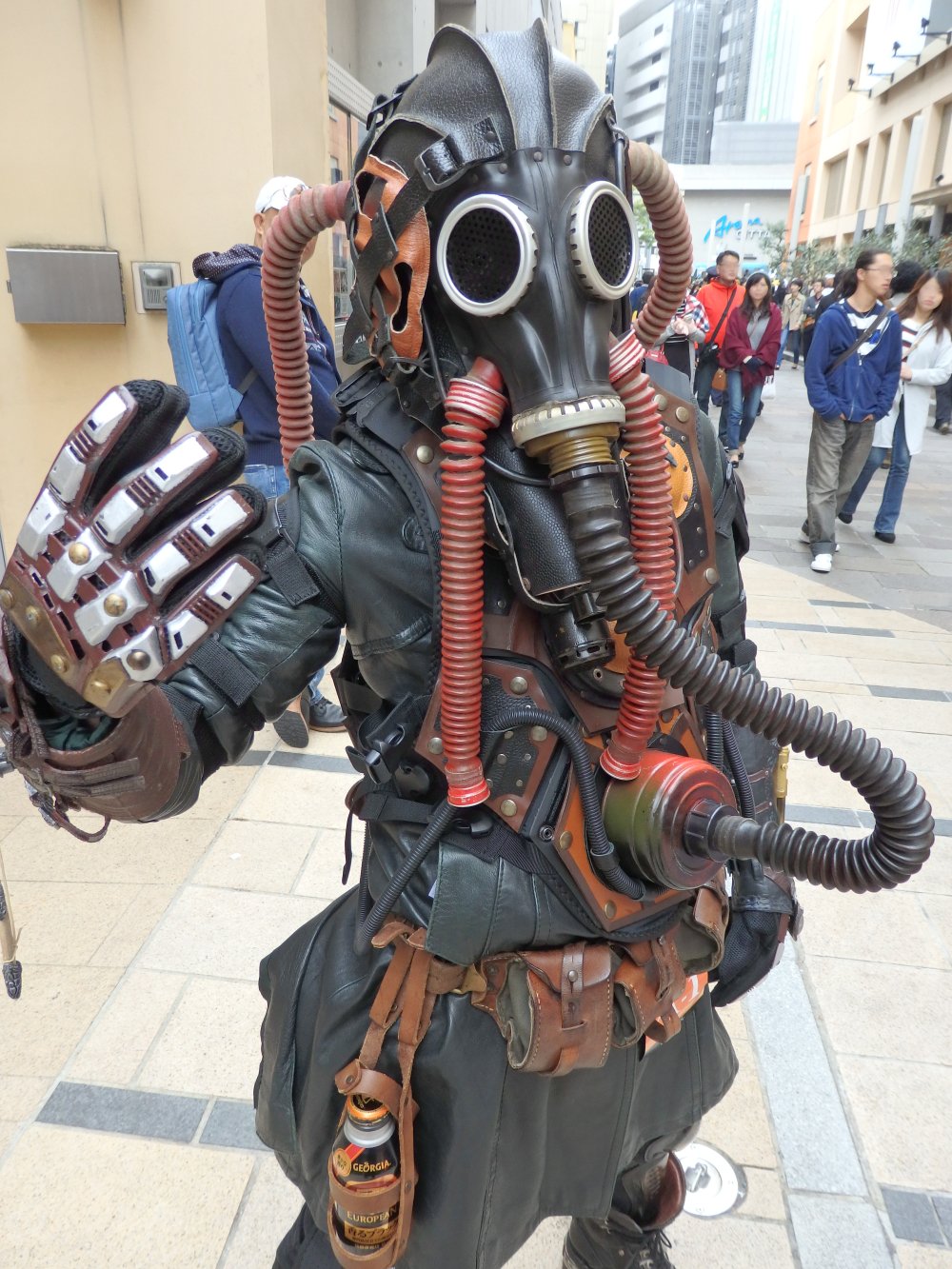 ロデム これはたまらないガスマスクの方 マスク は勿論ボウガンやアーマーも滅茶苦茶格好良いのですが 腰回りの装備が絶品です ブラックコーヒーが収納された皮のドリンクストックがキャラクターの世界観に厚みを出していてとても渋いです Kawahallo