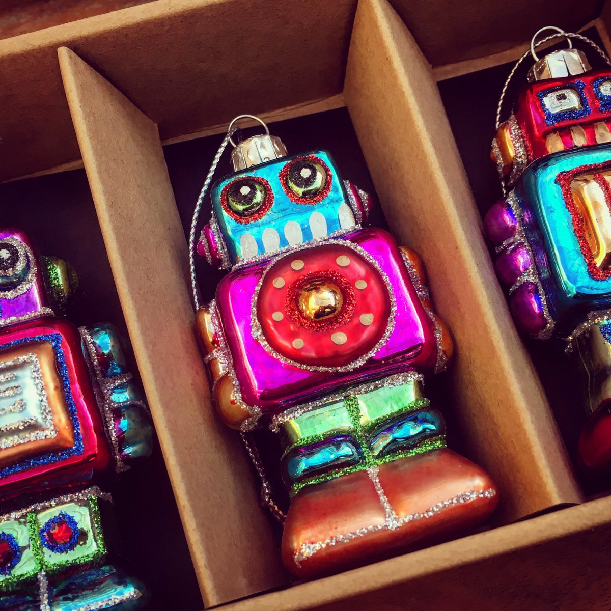 Essjay_88's tweet image. Missed out on these little guys last year so snapped them early this time 🤖 #Christmas #paperchase @FromPaperchase