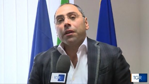 #117aprile In pochi secondi <a href="/pierolacorazza/">Piero Lacorazza</a> spiega <a href="/scelgono/">Scelgo NO</a> al #referendumcostituzionale <a href="/TgrBasilicata/">tgr basilicata</a> intervista facebook.com/piero.lacorazz…