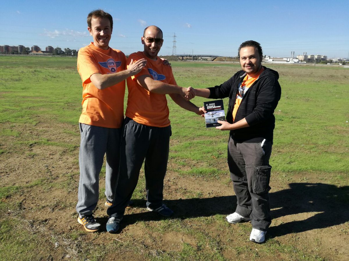 fpvmania's tweet photo. Entregamos el #premio del #concurso de #FPVMania al ganador @FlyAlejandro. Gracias @TarssoFPV por hacer posible el concurso. #fpv #drones https://t.co/SzkqGL60NM