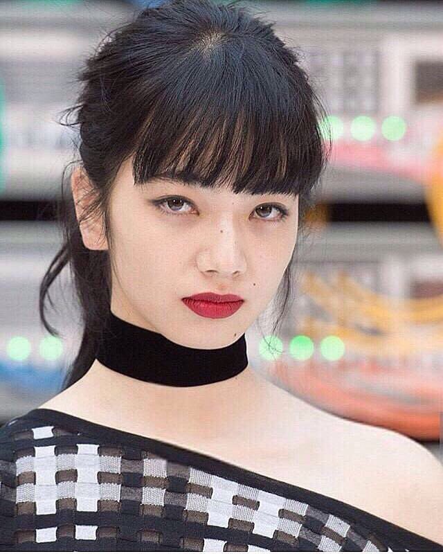るる Sur Twitter 特に小松菜奈ちゃんの圧倒的な色白さと細さはどんな風景にも映えるし存在感がありました 特に真っ赤な 椿のシーンは言葉で表せないくらい本当に美しかったです 小顔に 丸みのあるおでこ 綺麗な鼻筋 ぱっちり開いた目 Eラインの綺麗な