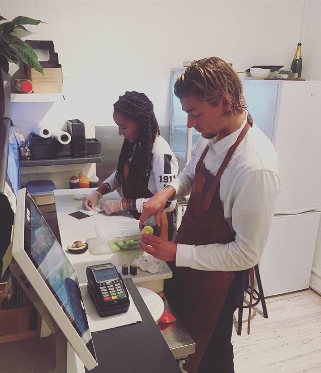 CJSushis's tweet photo. The famous Sander brus at Sushistophossegor showing of his skills!. Thank you @brusleyy ❤️🍣 #sushi #lovers #hossegor @Guidezmoi https://t.co/NRDccBNml2