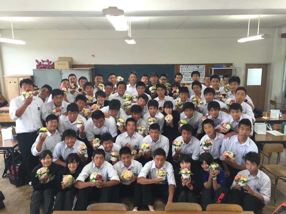Y1081Com's tweet photo. 今日で高校ラグビーが終わりました
本当に破天荒で最高の仲間とラグビーが出来て良かっです、ありがと‼️
そして今日まで応援してくださった皆さんありがとうございました！
花園などの多くの経験ができた三年間悔いはなくとても感謝しています！
出会い感謝です！また大学頑張ります https://t.co/XRrYE8ixVN