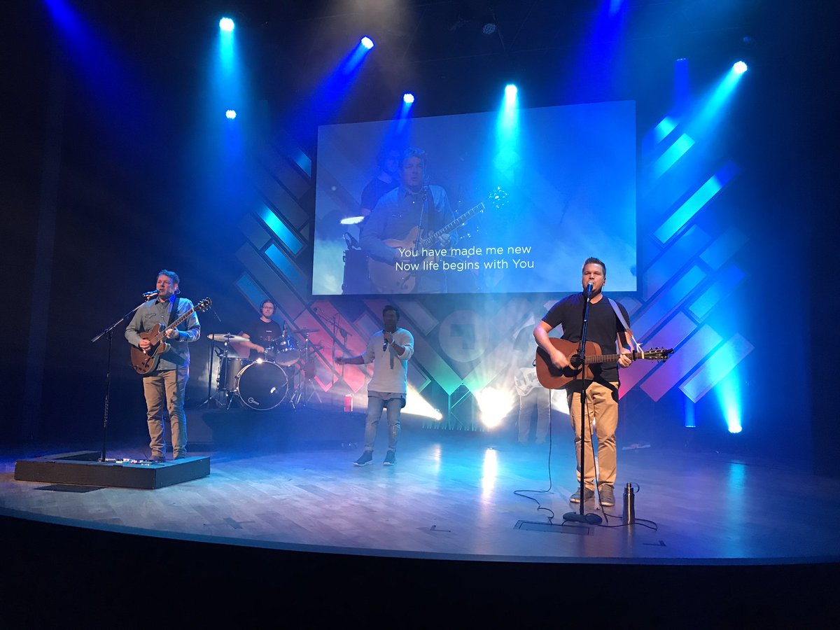cnieuwhof's tweet photo. This is the Sunday when people who didn't set their clocks back are like "Whoa, my church has music..." https://t.co/hAZZvNEsJc