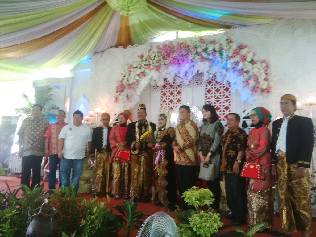 SumselMaju's tweet photo. Bang Hd menghadiri pernikahan tadi siang. https://t.co/KrFbh1lTzQ