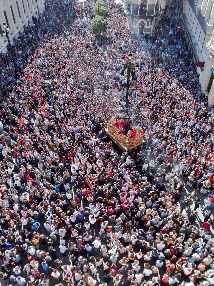 diego_m_romero's tweet photo. Que le pregunten al Gran Poder que por qué vive en Sevilla. #GranPoderSevilla16 https://t.co/KeO70N62Xm