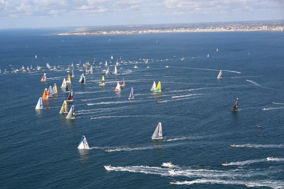 VendeeGlobe's tweet photo. 🚨  Top 3 à 14h : @SebJosse @GitanaTeam en tête, suivi de @Vincent_Riou et @JeanPierre_Dick en 3ème position https://t.co/iCtqLJc5aB