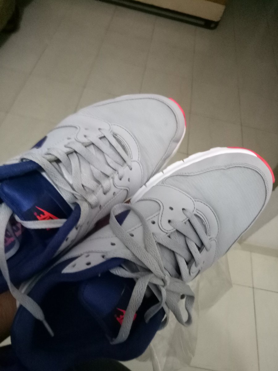 husnifadly's tweet photo. Sepatu ini Cuma dilap pake lap basah,  pengerjaannya 15 menit,  gara2 masnya salah nyuci sepatu orang!!  Ga bakal lg nyuci di @sneaklin_jkt https://t.co/9XH5qMSndR