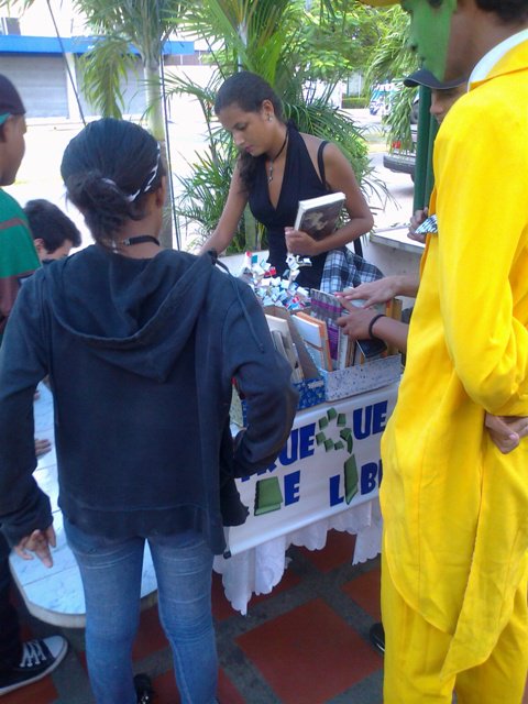 LibrosTrueque's tweet photo. #CiudadBolivar 5-11-16 #TruequeDeLibs en el PointFest se cambiaron 18 libros y se regalaron 15. https://t.co/hC0Nc0fSqE