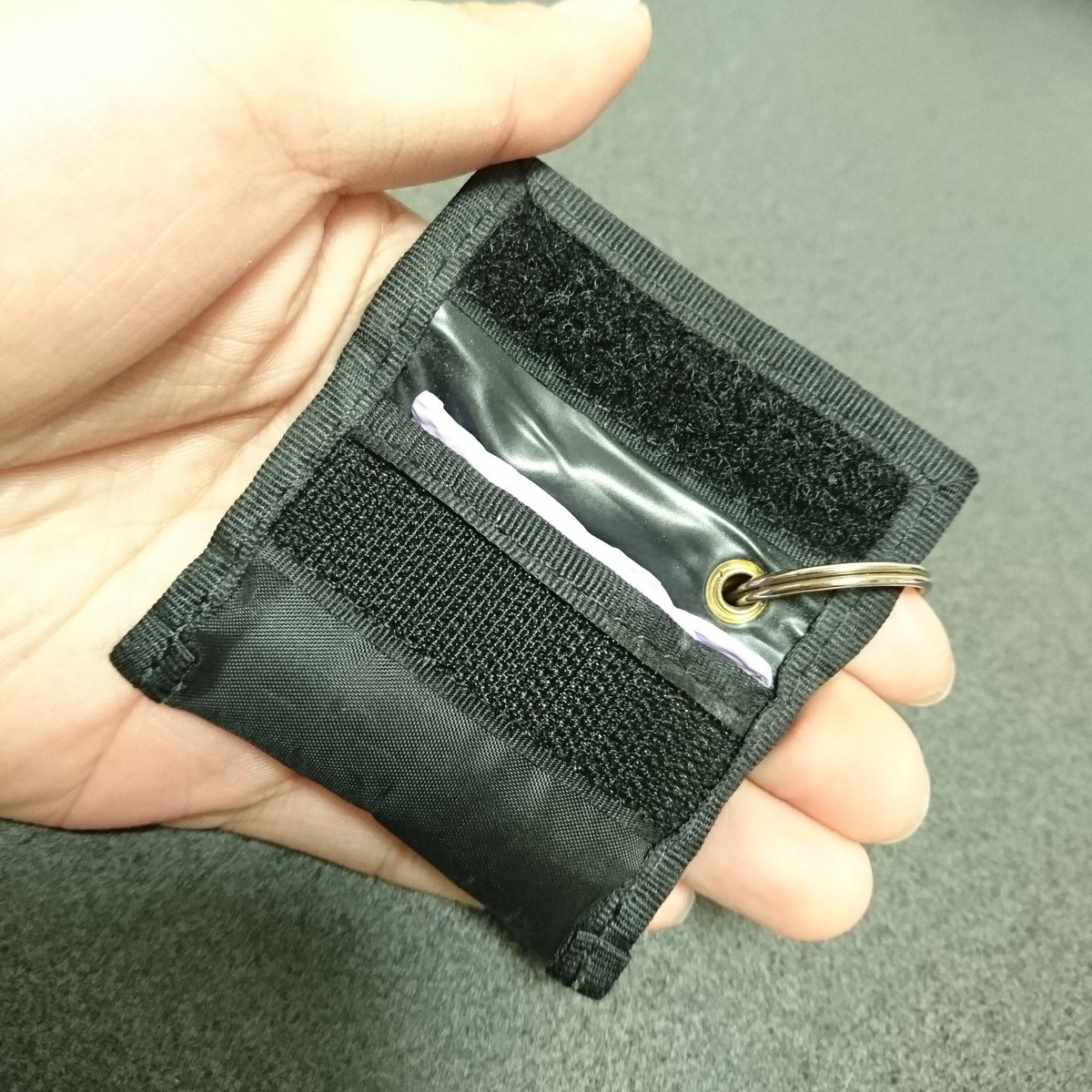hu_119's tweet photo. ネットで見つけて真似してるだけなんだけど、ニトリル手袋を折りただんで、フェイスシールドのケースに入れて持ち歩くのオススメ✨
車の鍵に付けておけば常に持ち歩くのし、見た目もカッコいい👍 https://t.co/Pck2foIGED