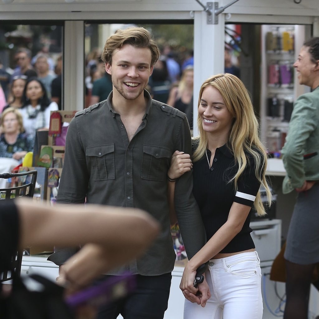 5SOSTumblrx's tweet photo. Hashton VS Brashton https://t.co/23fubN0boB