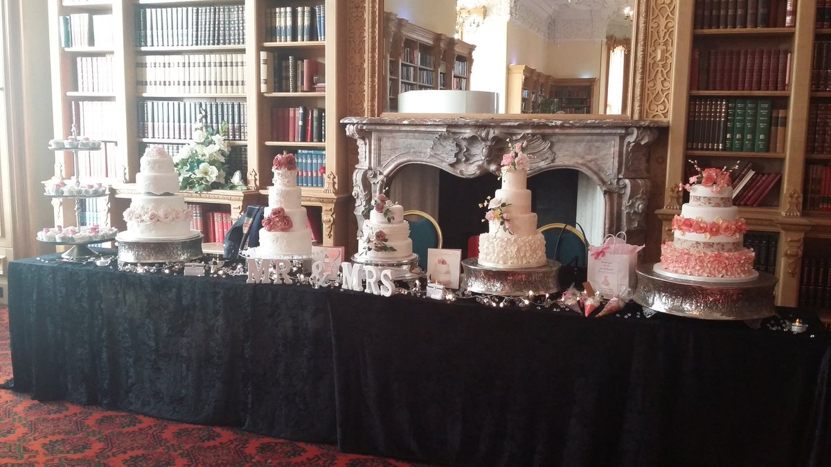 justpaul28's tweet photo. Having a fabulous day talking to brides #fairytalewedshow #SRHNOV16 @DeesignerCakes https://t.co/TqeWN70g8O
