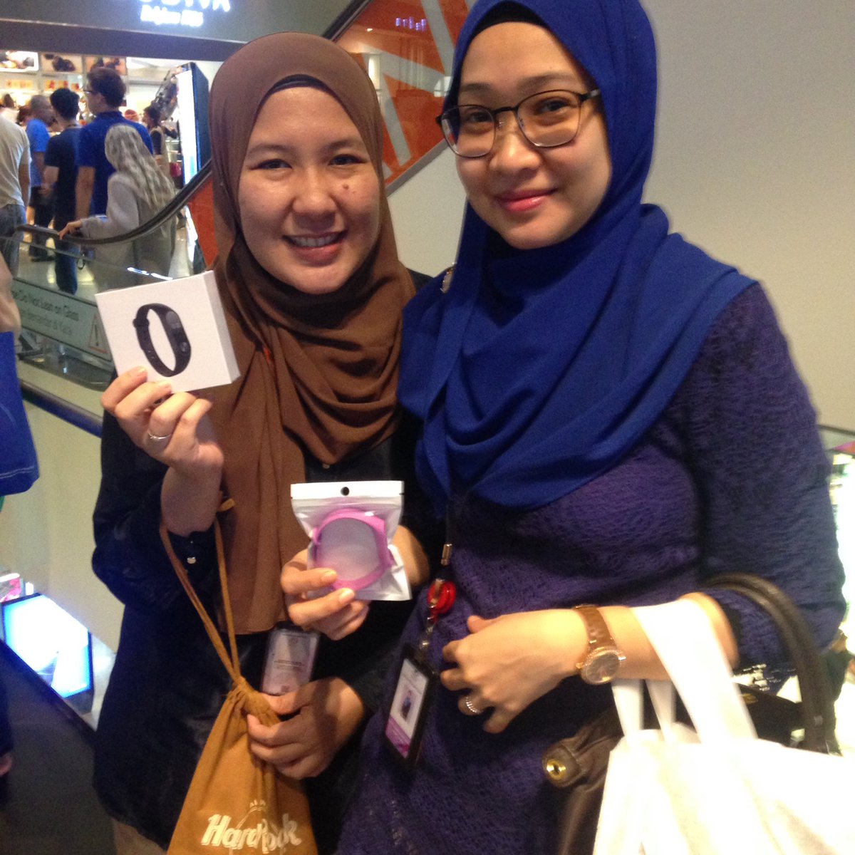 Techy_Tracker's tweet image. Terima Kasih Cik Nisha membeli Mi-Band 2 di Techy Tracker ✌🏻️
Hubungi:
0174290674
🕶Stock Ready
💯Original
#xiaomi #miband2#miband#fitnessband