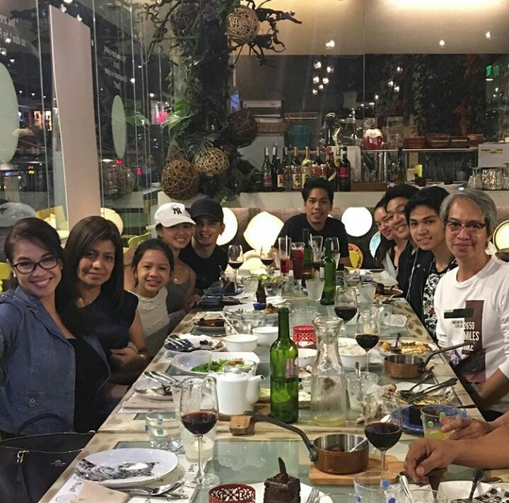 PrinsipepeTM's tweet photo. Hapunan kasama ang buong pamilya! Iba ka Hayme! 10 points ka agad dyan! Idagdag pa si Lauren! Sarap pagmasadan. 😊 https://t.co/YlyxmQxXnb