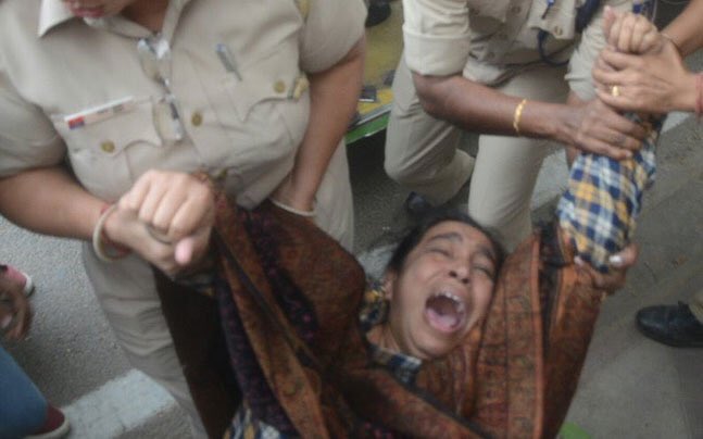 rahulkanwal's tweet image. Delhi Police seems to have gone berserk. Dragging away a mother protesting peacefully to find her missing son, is totally wrong. Pathetic.