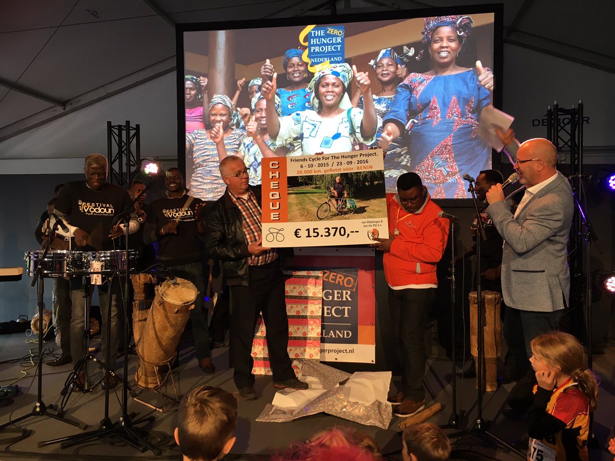 ZeroHungerGames's tweet image. Jan van Andel fietste in 3 jaar 60.000 km voor @THPNederland. Hij reikt nu de cheque uit voor afgelopen jaar en het totaalbedrag #rfthp