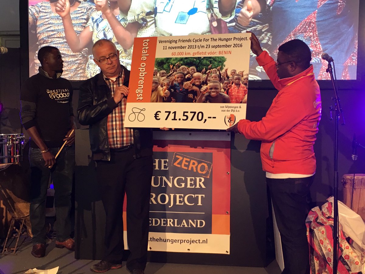 ZeroHungerGames's tweet image. Jan van Andel fietste in 3 jaar 60.000 km voor @THPNederland. Hij reikt nu de cheque uit voor afgelopen jaar en het totaalbedrag #rfthp