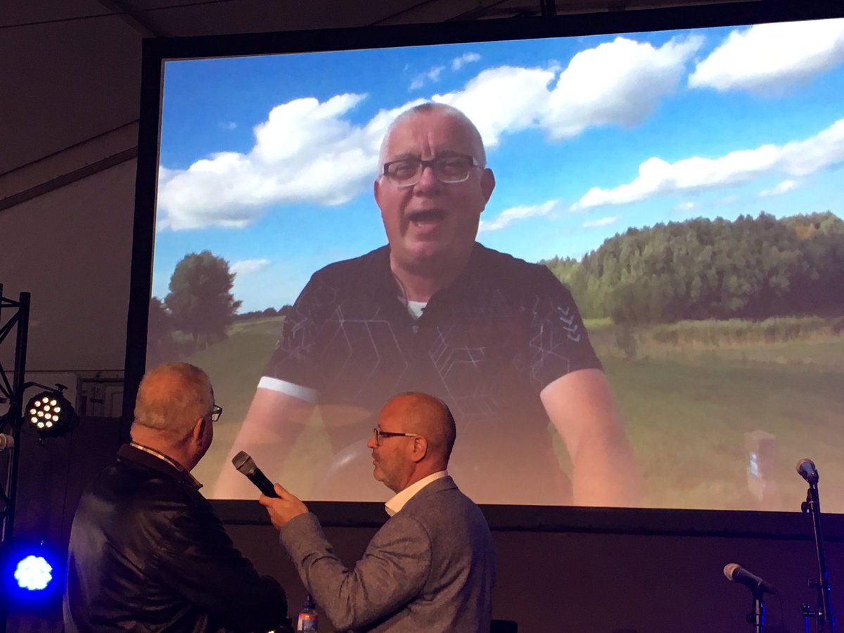 ZeroHungerGames's tweet image. Jan van Andel fietste in 3 jaar 60.000 km voor @THPNederland. Hij reikt nu de cheque uit voor afgelopen jaar en het totaalbedrag #rfthp