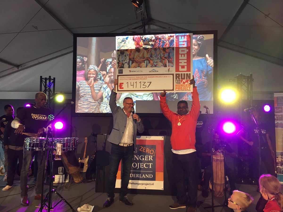 ZeroHungerGames's tweet image. De cheque met eindbedrag @RunfortheHunger 2016 wordt overhandigd aan Emanuel. 141.137 euro!!! #rfthp Iedereen bedankt.