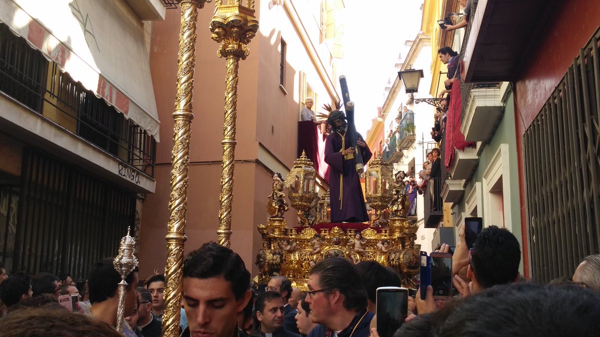 Elcostal23's tweet photo. El señor se acerca a san Lorenzo [16:00] #GranPoderSevilla16 https://t.co/3DEQgV241j