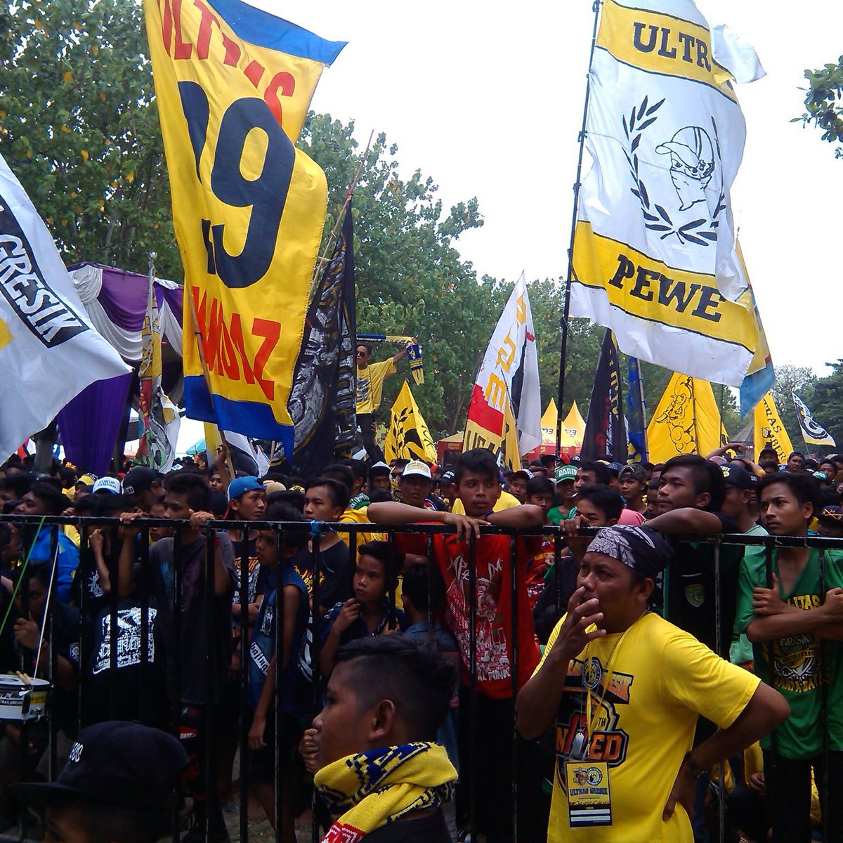 99Stats's tweet photo. Kalian memang jooossss....tetap solit dolor #99stats #anniv17th #ultrasgresik #gresikunited https://t.co/JQe3dWb1Dv