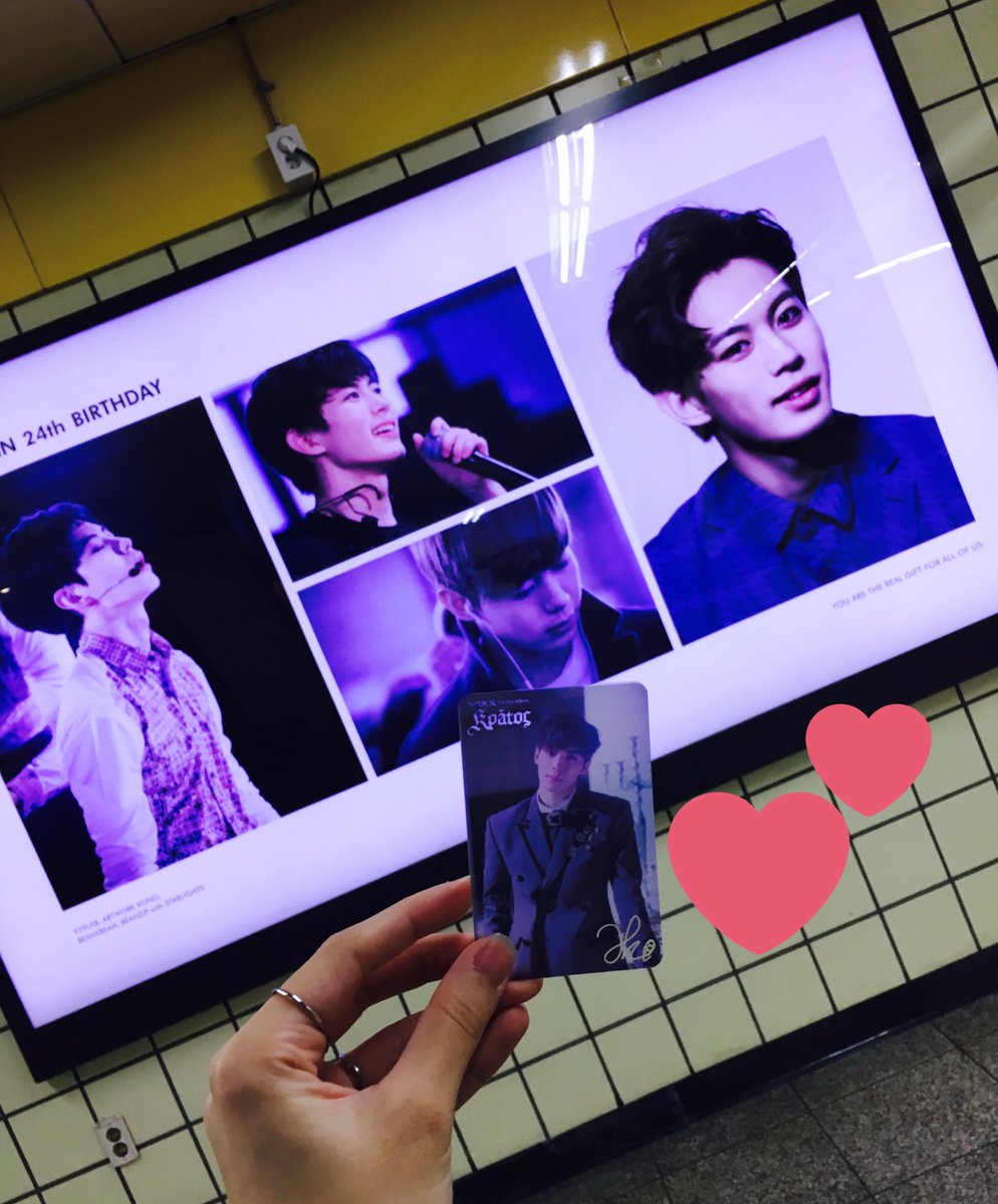 Starlight_Mul's tweet photo. @MICHAELMAS_929 전시회 보러가는 길에 어디서 빛이 난다 했더니 그거슨 바로 콩이였습니다🐰💕
눈을 뗄 수 없어 전철을 놓치게 만드는 그의 미모👍❣ https://t.co/5O4FyRsp15