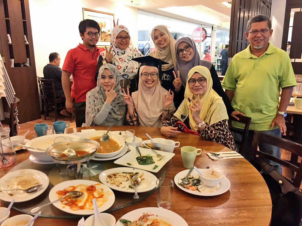 allyarifff's tweet photo. Akak kemaruk pakai mortar board hekhek #homst #Ukmconvo44 https://t.co/YjdGjKJsaB