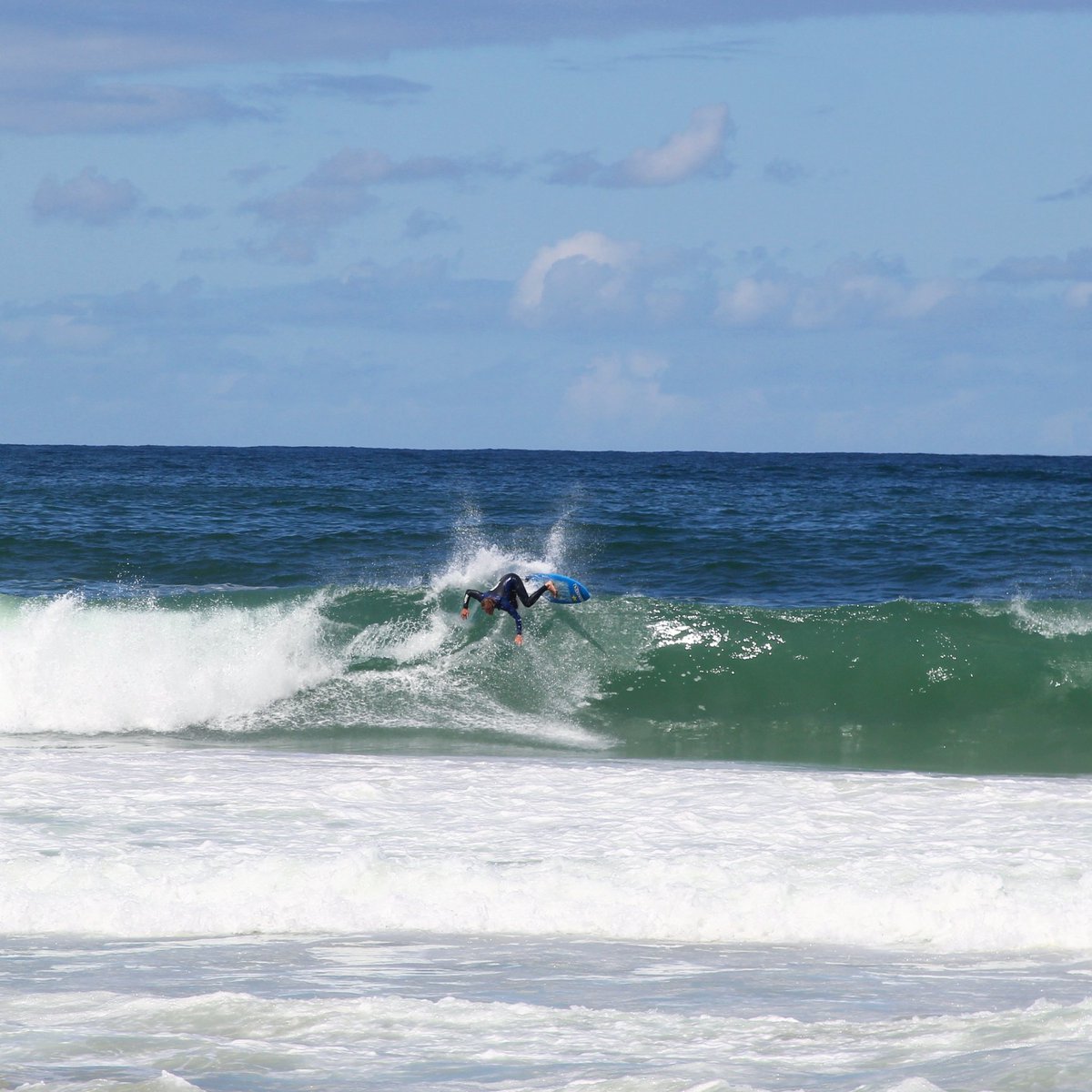 Team rider <a href="/DillanLowenthal/">Dillan Lowenthal</a> going upside down in his new blue/grey ShadowHD wetsuit 👊 #surfing #surf #Derevko #derevkosurf #shadowHD