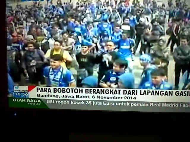 taufiqsidiq33's tweet photo. Asup tv mang mehe di baledogan , viking bekasi. @BobotohID 
#FinalISL2014 https://t.co/PxCYd2cVsn