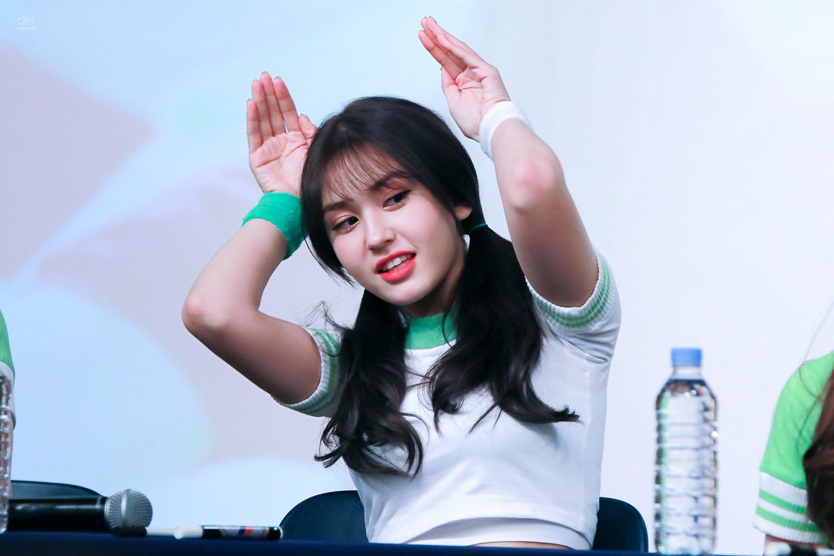 bukanqtp's tweet photo. RT PISCESom: 161106 아이오아이 홍대 팬싸인회. #아이오아이 #전소미  #SOMI https://t.co/EA0vQqoBJM
