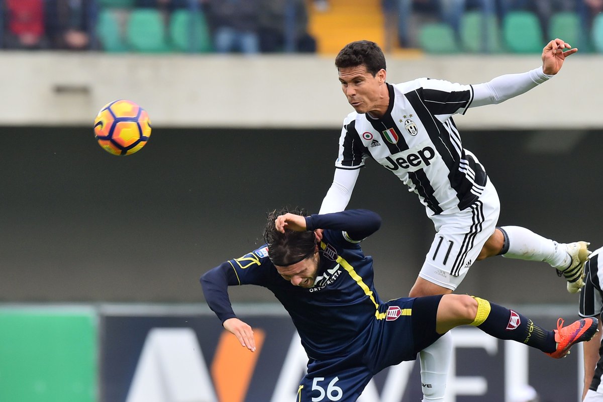 #LiveBolanet FT: Chievo 1-2 Juventus (66' Pellissier ; 53' Mandzukic, 75' Pjanic) | Possessions: 41%-59% | Shots: 9-13 | Tackles: 11-18