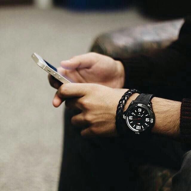 لا تكلمني وفي صوتك حزن 
ينشغل بالي  وأنا عنك بعيد..💕