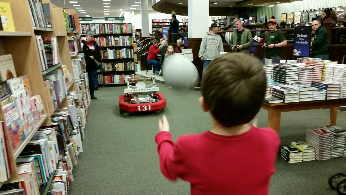 We had an awesome time yesterday at Manchester's <a href="/BNBuzz/">Barnes & Noble</a> (Barnes and Noble) Mini Maker Faire!!! #omgrobots